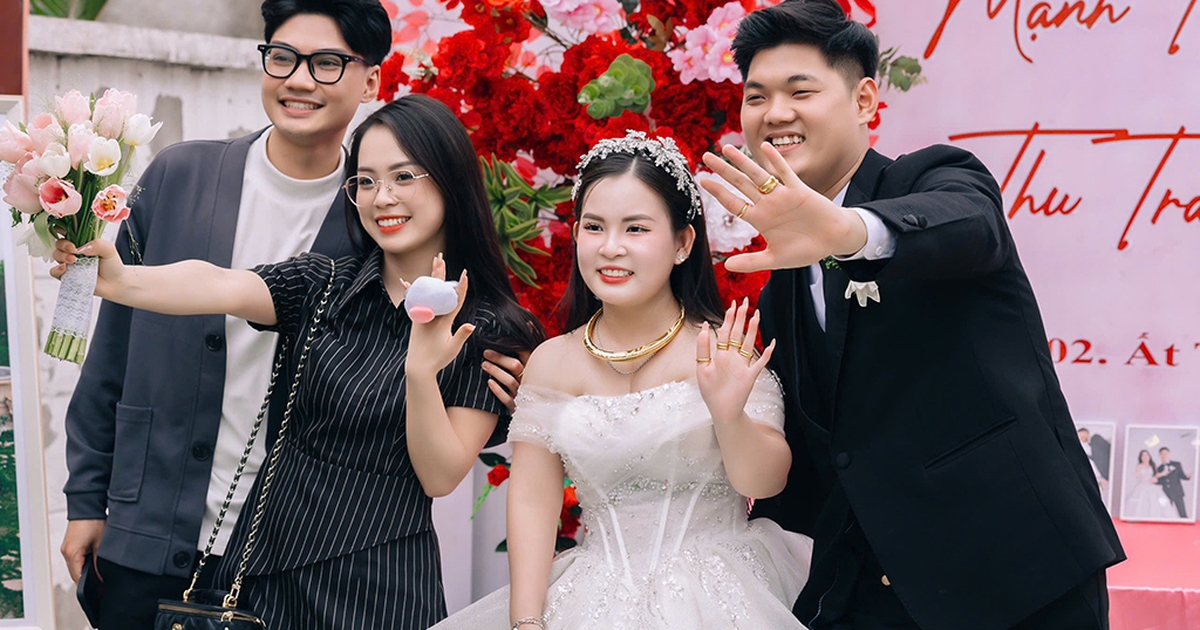 M&agrave;n cầu h&ocirc;n bất ngờ trong đ&aacute;m cưới bạn th&acirc;n