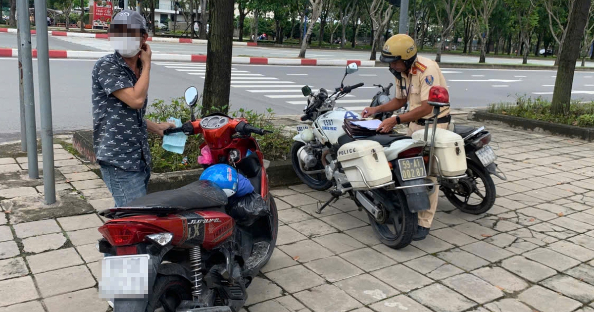 Hơn 130 xe m&aacute;y đi tr&ecirc;n vỉa h&egrave; đường Mai Ch&iacute; Thọ, Trần Qu&yacute; Ki&ecirc;n &#039;d&iacute;nh&#039; camera CSGT