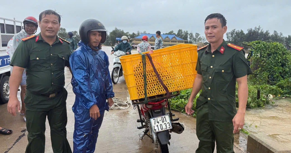 B&atilde;o số 10: Hai c&ocirc;ng an x&atilde; lặn giữa d&ograve;ng nước xiết t&igrave;m xe m&aacute;y cho d&acirc;n