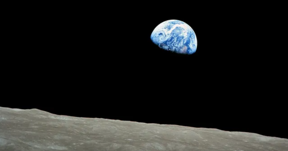 Mặt trăng đang dần xa tr&aacute;i đất