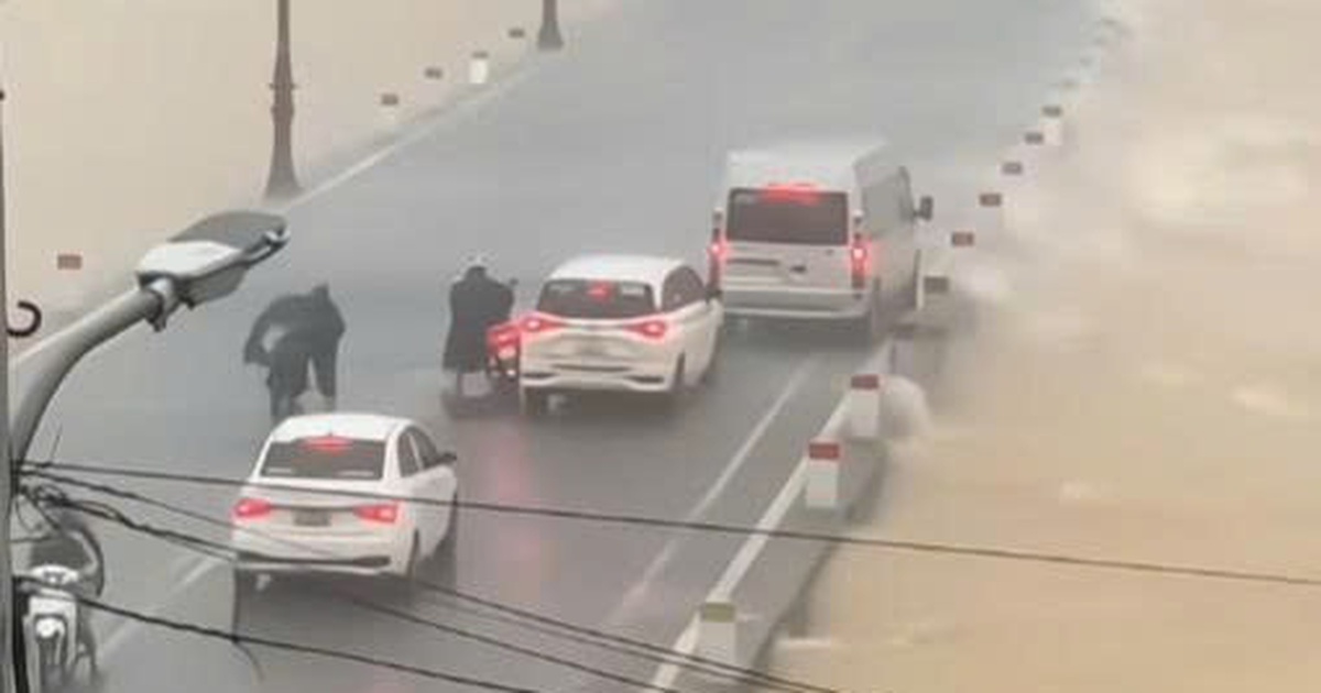 B&atilde;o số 10: H&agrave;nh động đẹp của t&agrave;i xế xe tải l&agrave;m &#039;l&aacute; chắn&#039; giữa mưa gi&oacute;