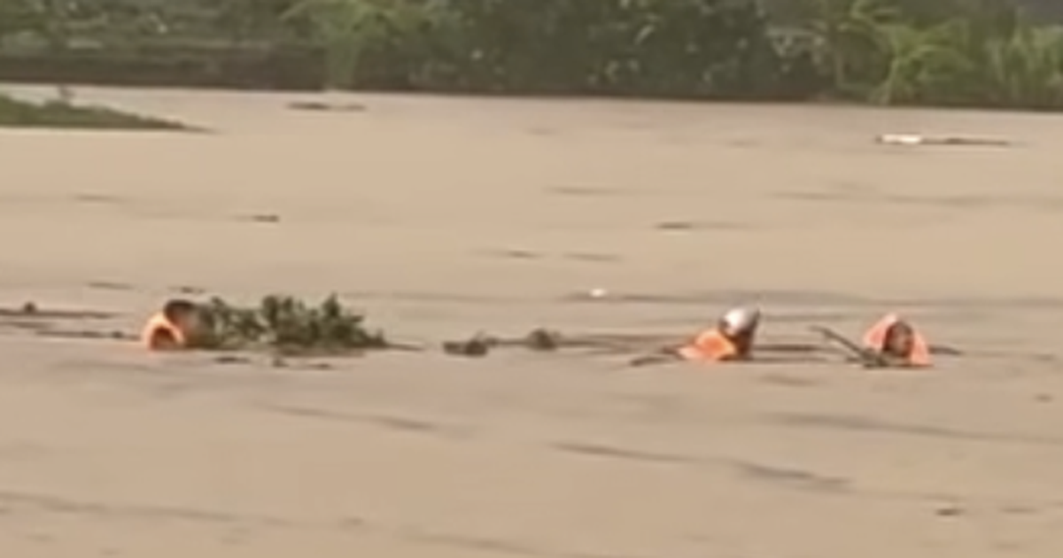 Đại &uacute;y c&ocirc;ng an lao ra d&ograve;ng lũ lớn, cứu người d&acirc;n đang bị cuốn tr&ocirc;i