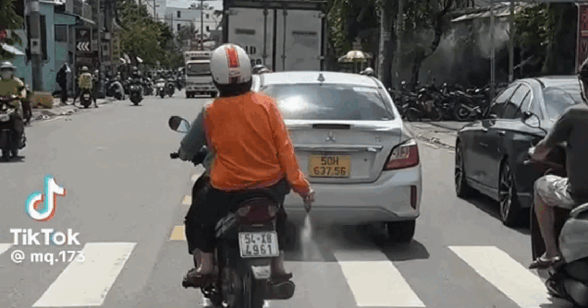 Clip người phụ nữ rải bột lạ tr&ecirc;n đường g&acirc;y hoang mang: CSGT TP.HCM x&aacute;c minh