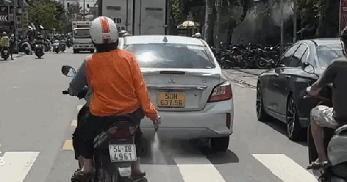 Clip người phụ nữ rải bột lạ tr&ecirc;n đường ở TP.HCM: &#039;Chỉ l&agrave; bột c&agrave; ph&ecirc;&#039;