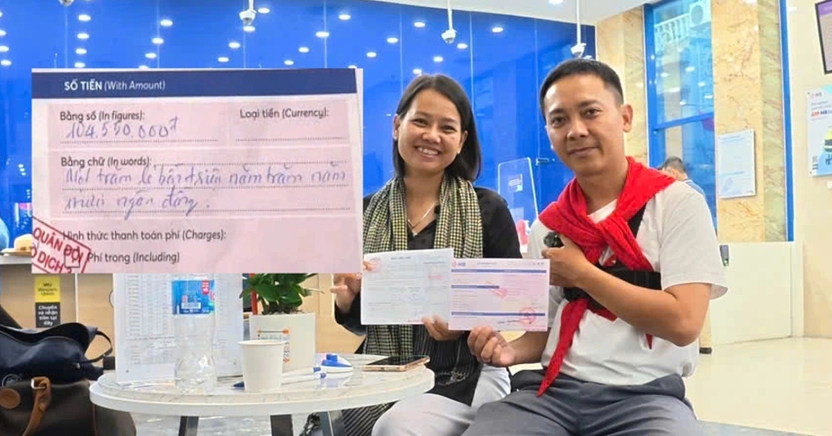 Vợ chồng đạp xe xuy&ecirc;n Việt: Mang hơn 100 triệu đồng đến ng&acirc;n h&agrave;ng l&agrave;m điều đặc biệt