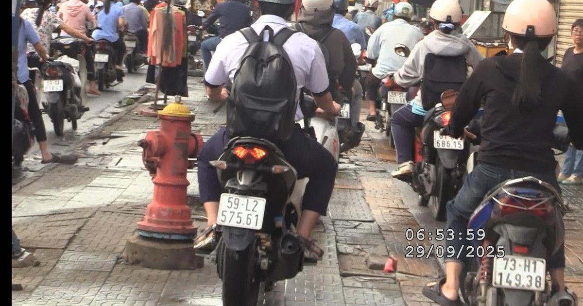Tra cứu phạt nguội: H&agrave;ng loạt xe m&aacute;y đi tr&ecirc;n vỉa h&egrave; đường Trường Chinh, TP.HCM