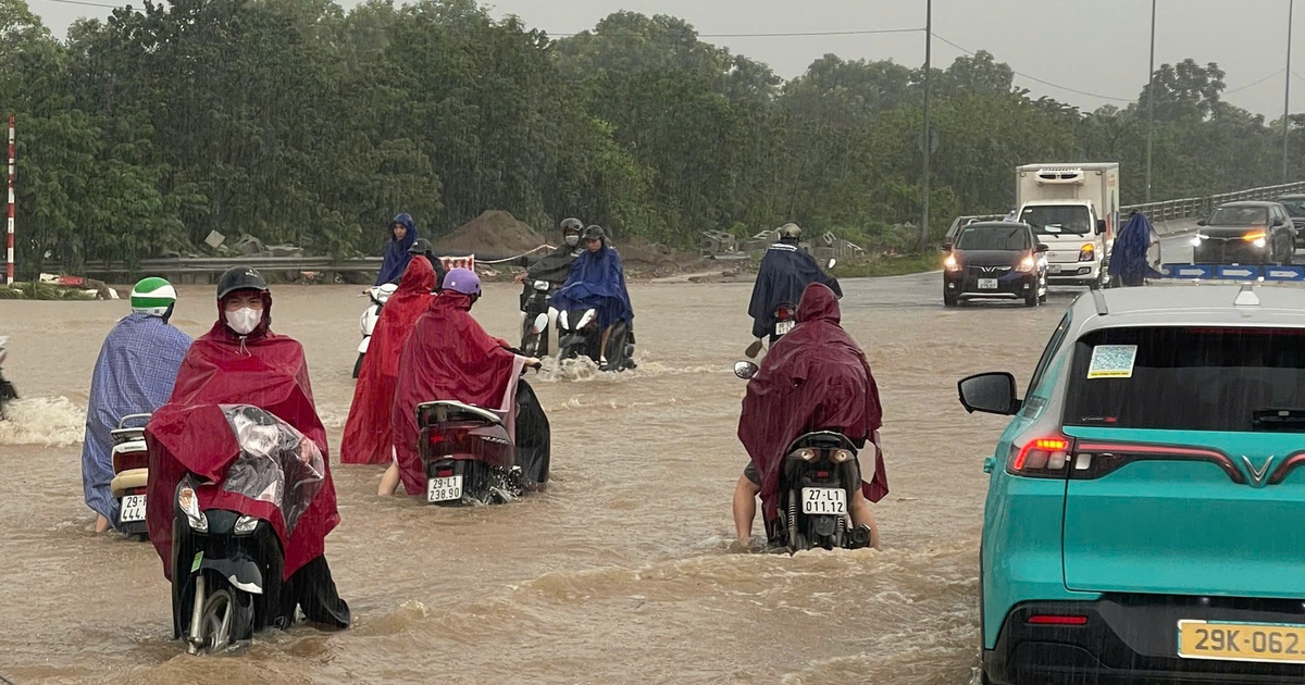 Nhiều tuyến phố ngập s&acirc;u, người H&agrave; Nội đi v&agrave;o đại lộ &#039;n&eacute;&#039; điểm &uacute;ng ngập