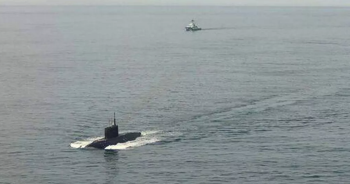 T&agrave;u ngầm Nga buộc phải nổi l&ecirc;n gần l&atilde;nh thổ Anh v&igrave; c&oacute; nguy cơ nổ?
