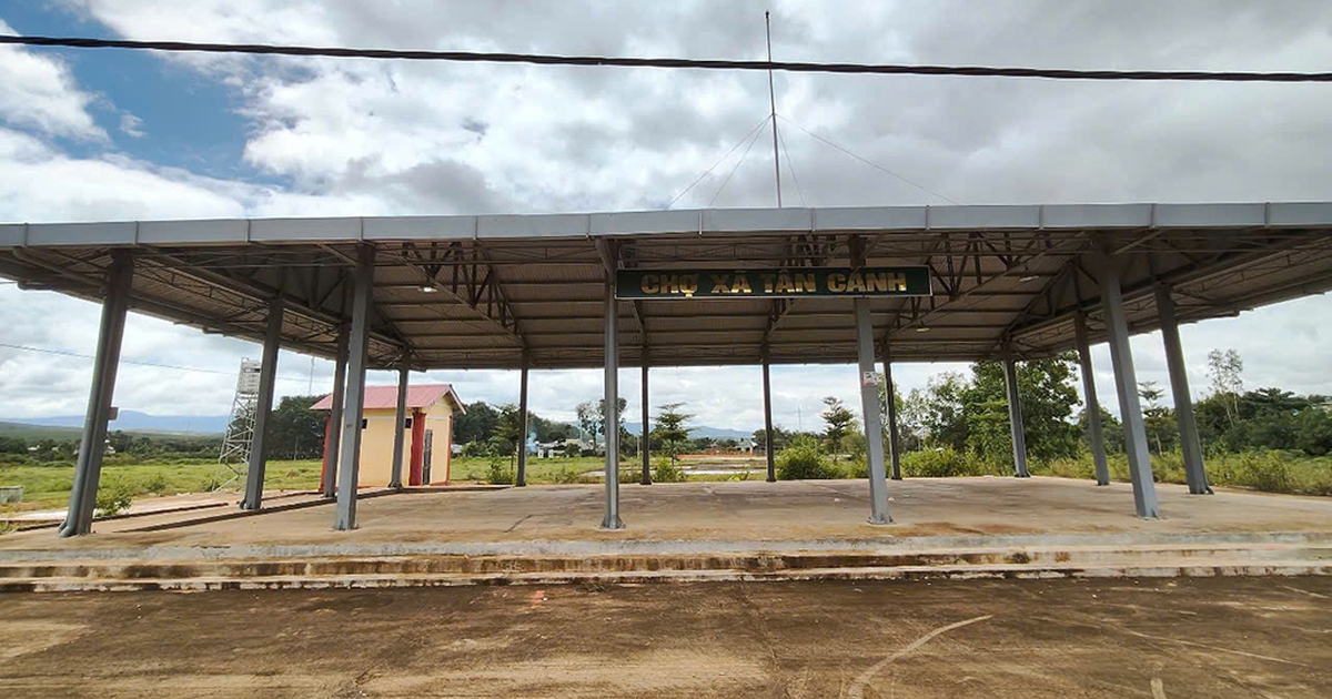 Những ngôi chợ vùng cao xây rồi bỏ hoang