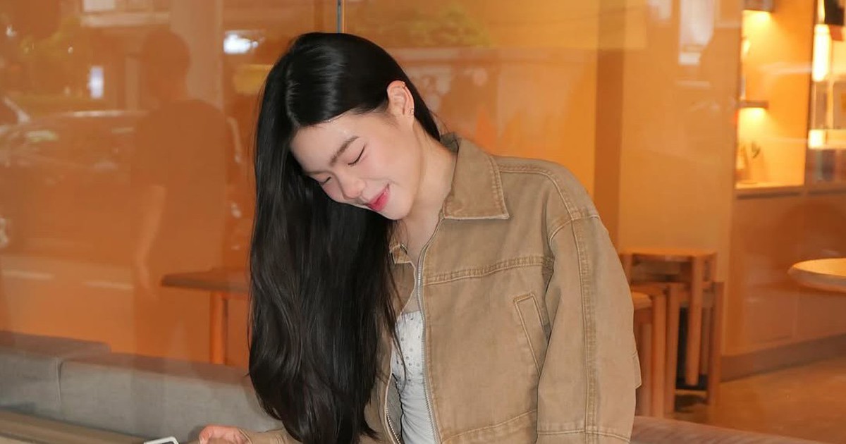 Quần jeans cạp thấp, ống loe, đính đá, đơn sắc... đang được yêu thích nhất