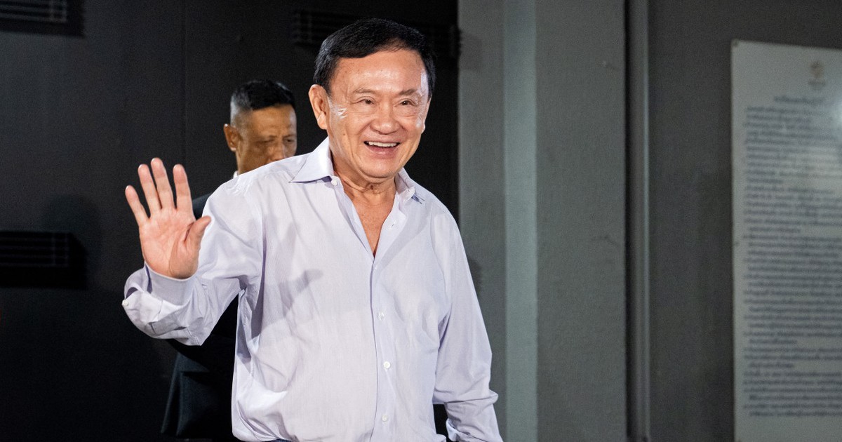 &Ocirc;ng Thaksin giải th&iacute;ch l&yacute; do ban đầu định sang Singapore cuối c&ugrave;ng đến Dubai