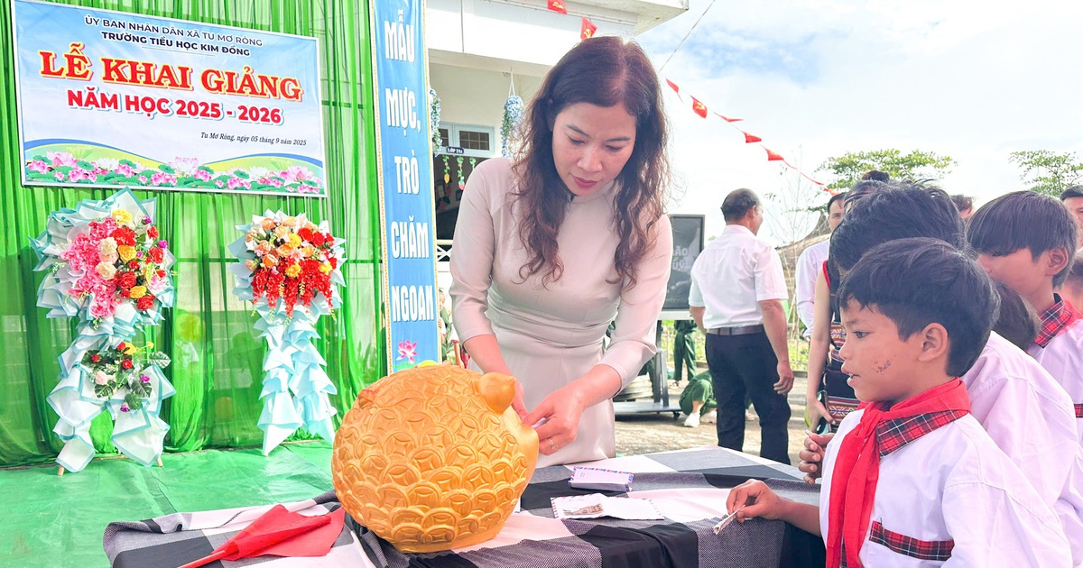 Học sinh vùng cao Quảng Ngãi nuôi heo đất giúp bạn mồ côi