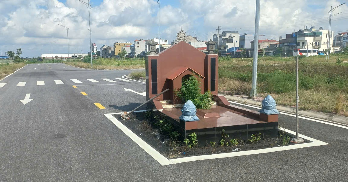 Ng&ocirc;i mộ nằm giữa đường ở Hải Ph&ograve;ng