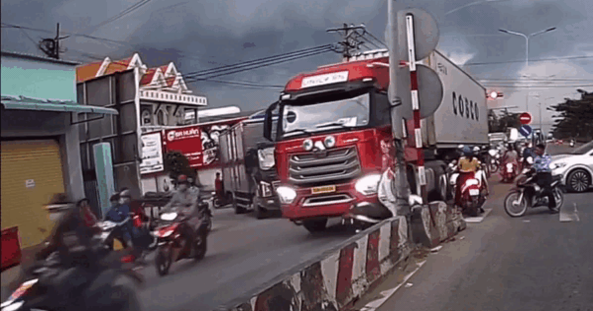 Lạnh g&aacute;y clip tho&aacute;t chết trước đầu xe container: CSGT hướng dẫn c&aacute;ch tr&aacute;nh điểm m&ugrave;