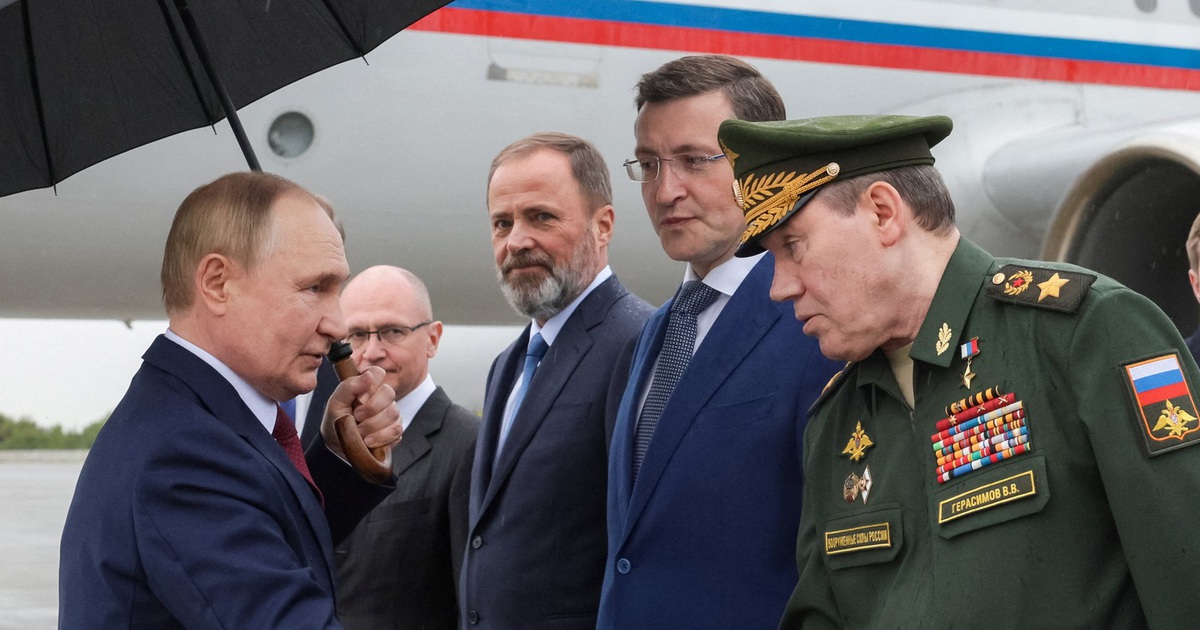 &Ocirc;ng Putin trao Hu&acirc;n chương dũng cảm cho tư lệnh chiến dịch ở Ukraine