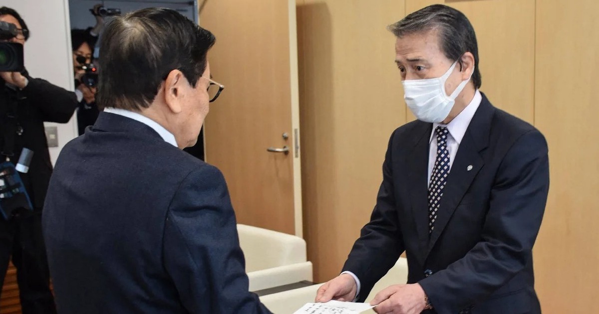 Vướng 99 c&aacute;o buộc quấy rối t&igrave;nh dục, cựu thị trưởng vẫn tr&uacute;ng cử