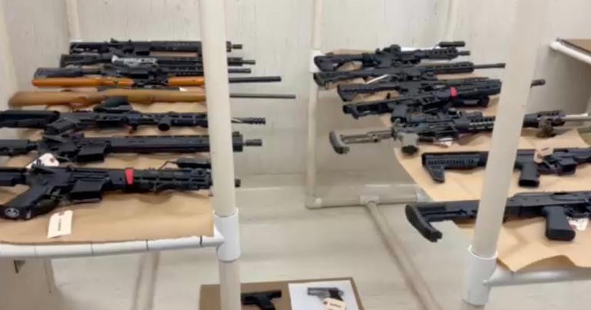 Bắt thiếu ni&ecirc;n t&agrave;ng trữ &#039;kho s&uacute;ng&#039;, c&oacute; &yacute; tưởng xả s&uacute;ng ở Mỹ