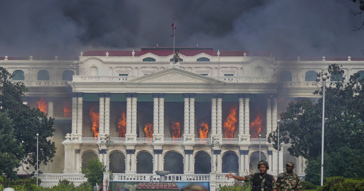 Người biểu t&igrave;nh đốt t&ograve;a nh&agrave; ch&iacute;nh phủ, quốc hội, dinh tổng thống Nepal
