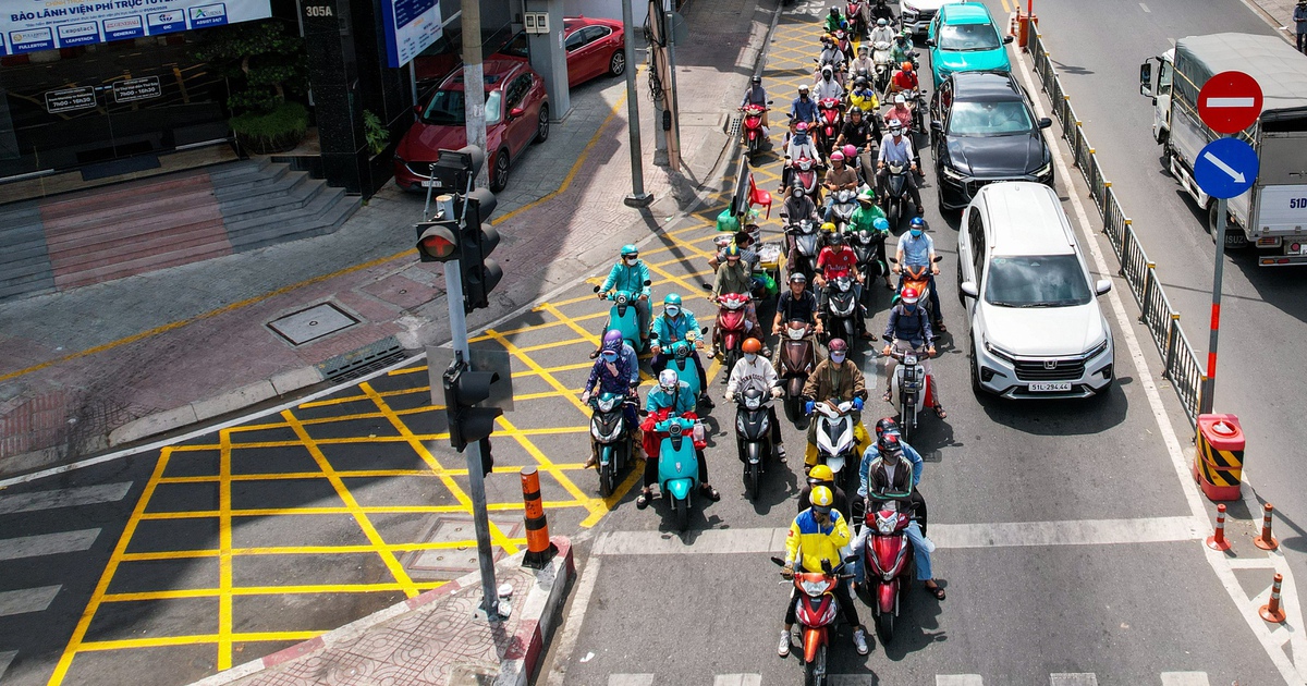 TP.HCM th&ecirc;m vạch mắt v&otilde;ng ở giao lộ, người d&acirc;n được rẽ phải khi đ&egrave;n đỏ