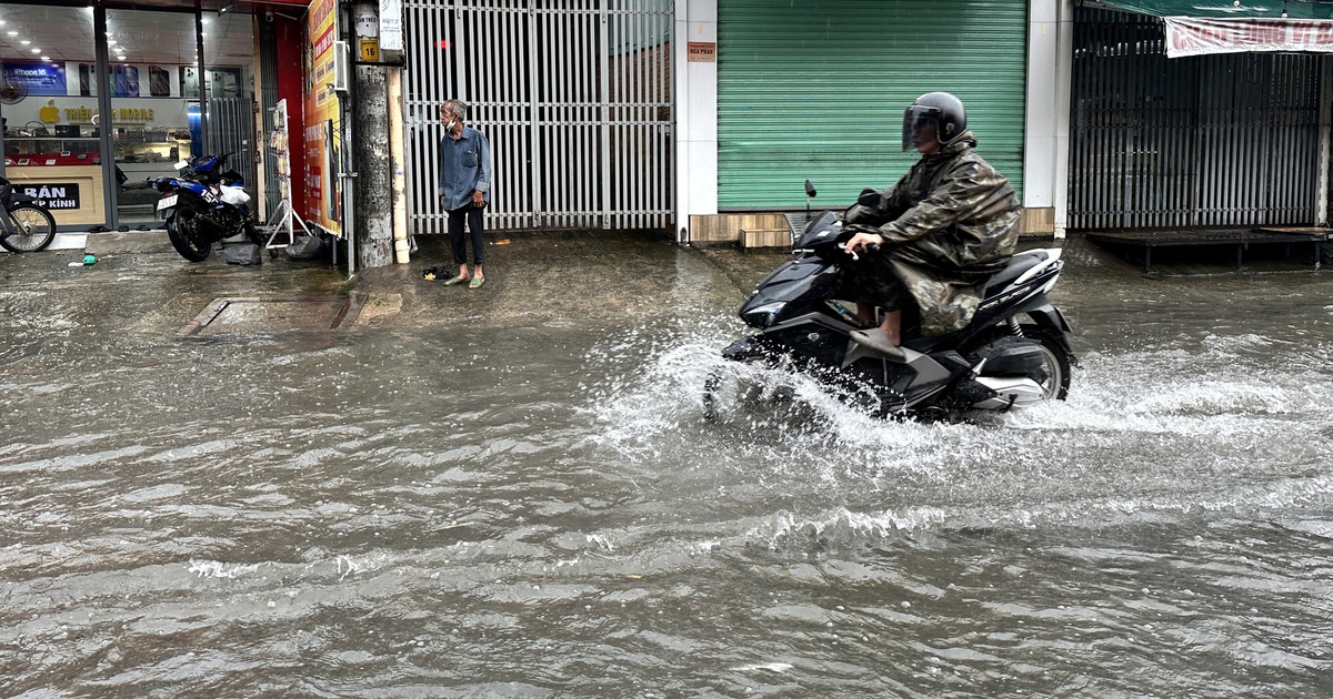 Mưa lớn giữa trưa ở TP.HCM, đường Nguyễn Duy Trinh ngập nước k&eacute;o d&agrave;i