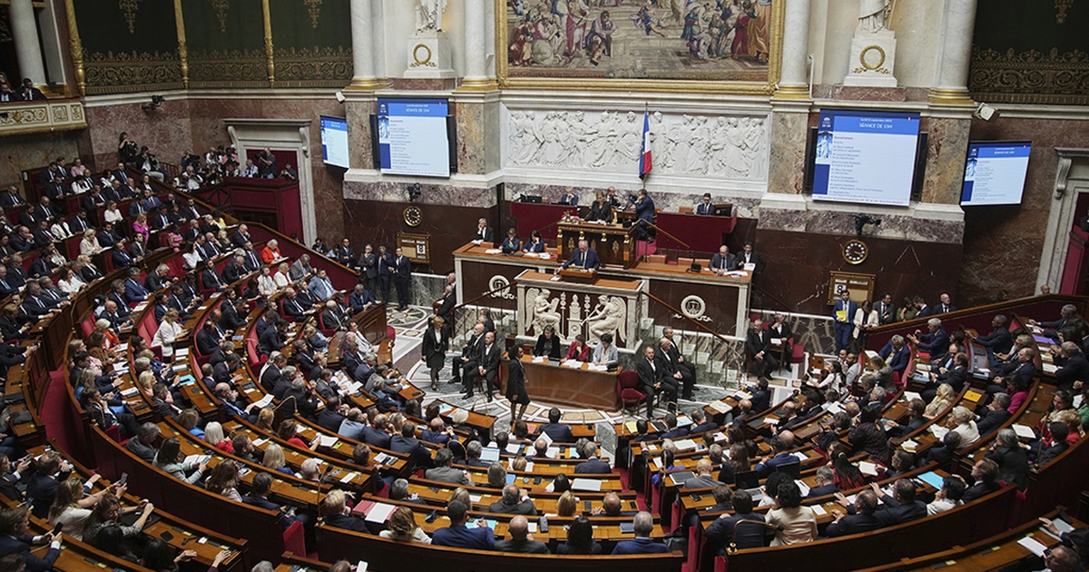 Tổng thống Ph&aacute;p rơi v&agrave;o thế kh&oacute;