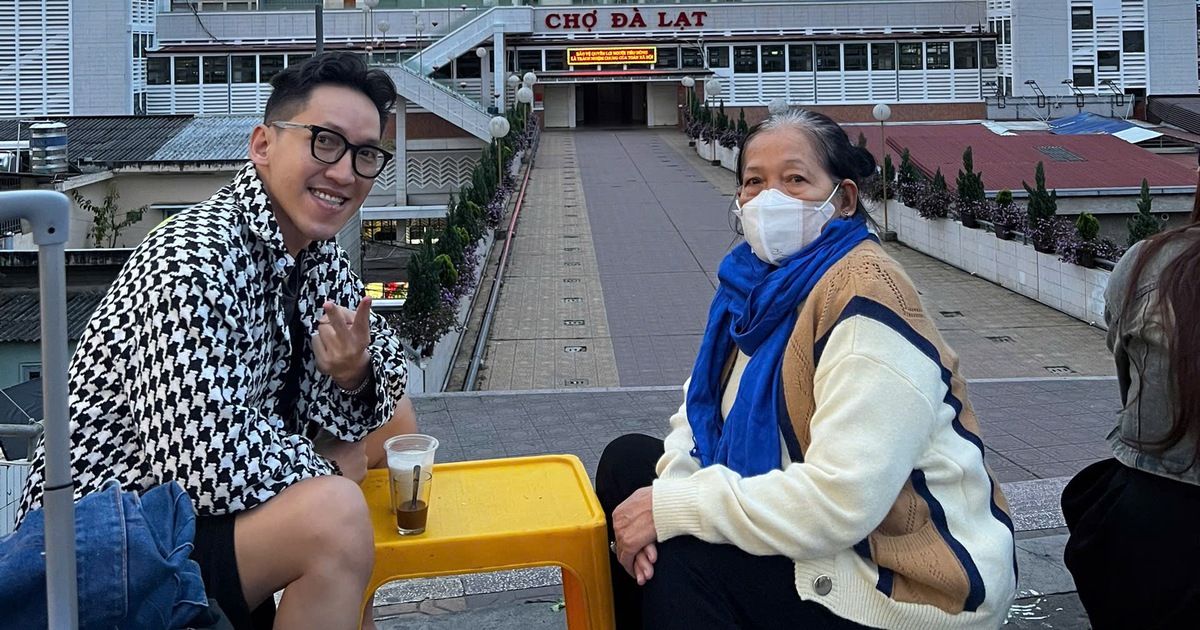 Ch&agrave;ng trai đưa mẹ đi chơi để &#039;học c&aacute;ch l&agrave;m con&#039;