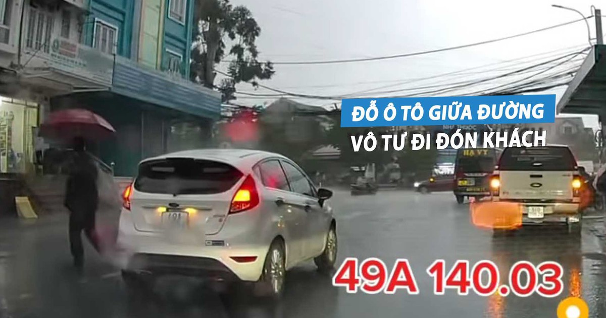 Tài xế đỗ ô tô giữa đường lúc trời mưa, vô tư cầm ô đi đón khách