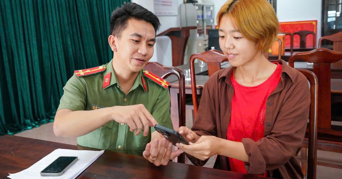 C&ocirc; g&aacute;i Nhật x&uacute;c động nhận lại điện thoại đ&aacute;nh rơi ở Huế