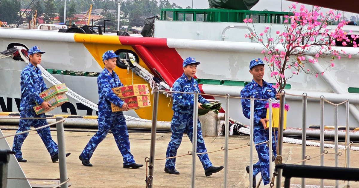 Chuyến tàu mùa xuân ra khơi giữ biển: Cảnh sát biển gác tết nơi đầu sóng