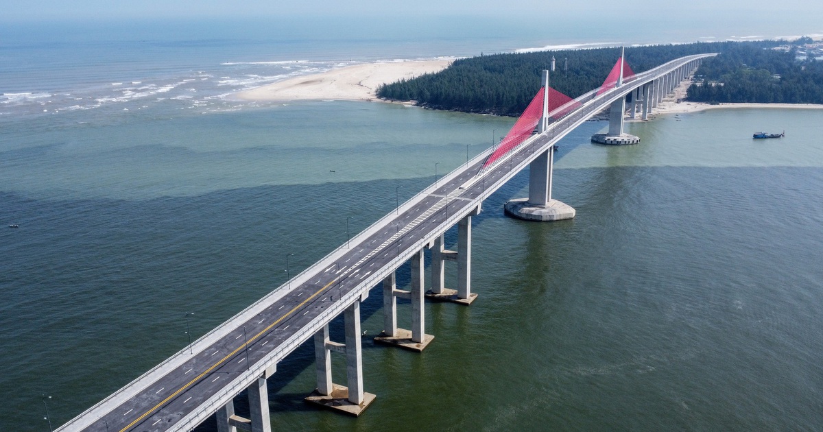 Cận cảnh cầu vượt cửa biển Thuận An 2.400 tỉ đồng chưa thể thông xe