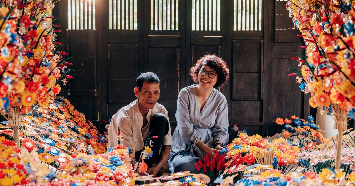 Cô gái đưa hoa giấy ra thế giới