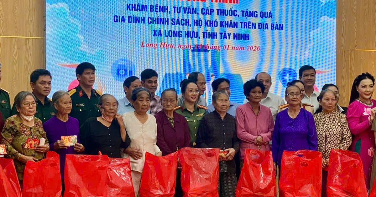 Khám bệnh, tặng quà cho 300 người dân ở tỉnh Tây Ninh