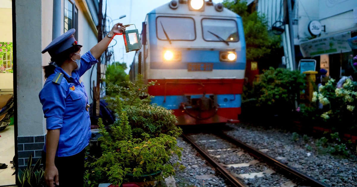 Gác tàu giữa lòng TP.HCM: Người thức cùng thành phố