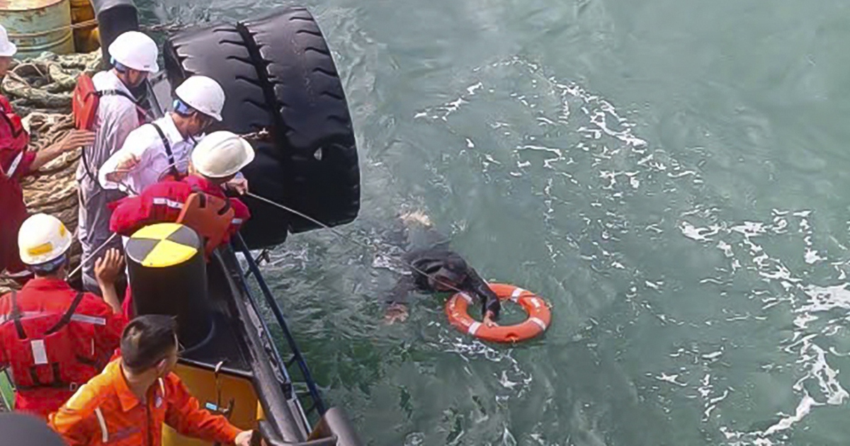 Lật thúng chai, một ngư dân trôi dạt trên vùng biển Dung Quất