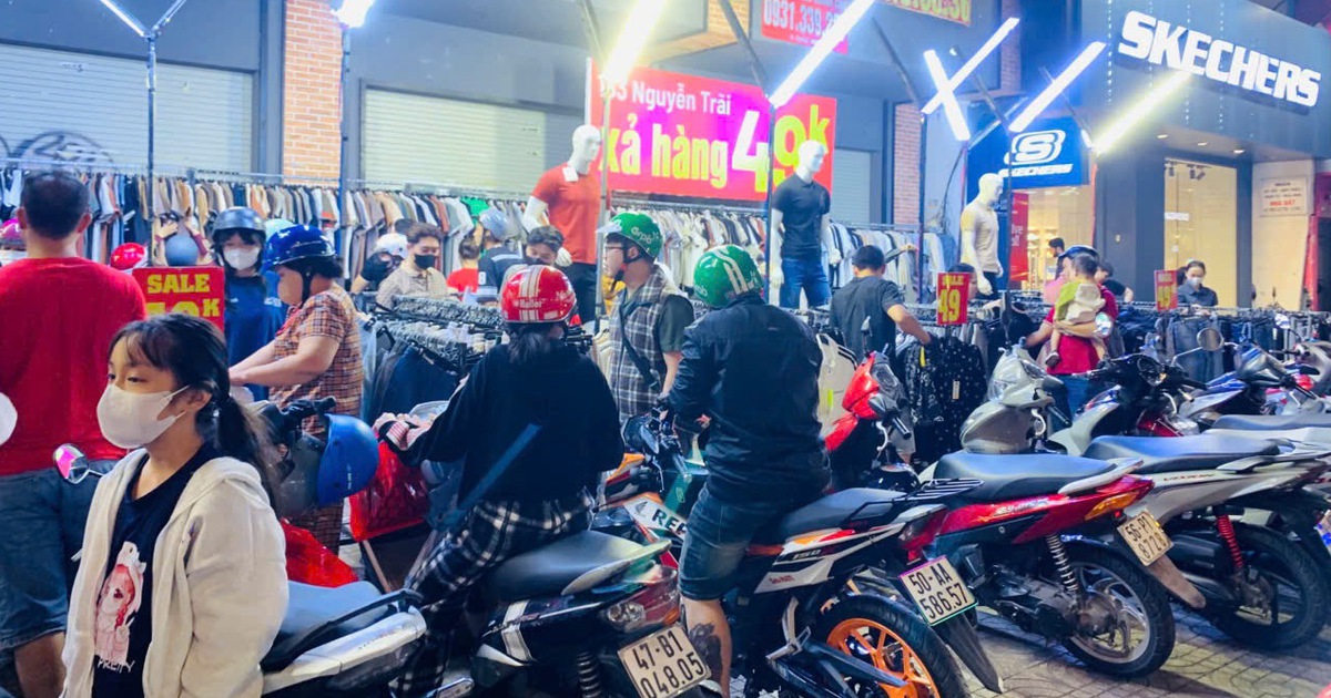 Vì sao càng cận tết, nhiều người càng thích mua sắm?