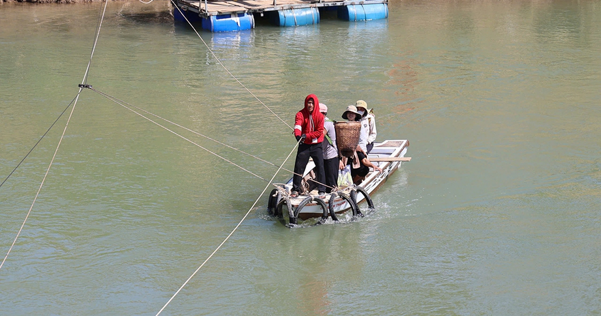 Cầu sập, người dân bám dây vượt sông mưu sinh