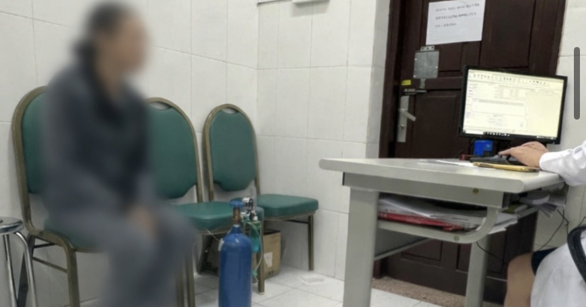 Nữ sinh Hà Nội đi khám tâm thần cùng bình khí cười