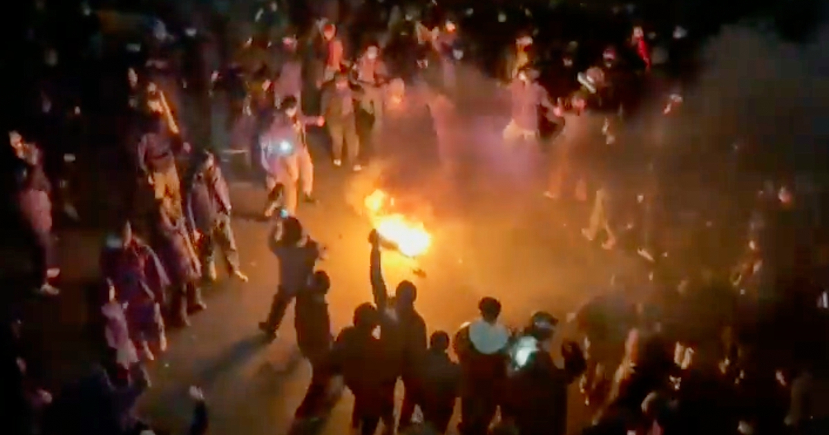 Mỹ kêu gọi công dân rời Iran, ông Trump tung đòn thuế gây sức ép Tehran