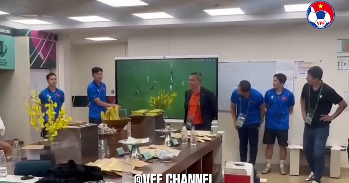 Hé lộ phòng thay đồ U.23 Việt Nam sau trận thắng Ả Rập Xê Út, Chủ tịch VFF hỏi... thẻ phạt