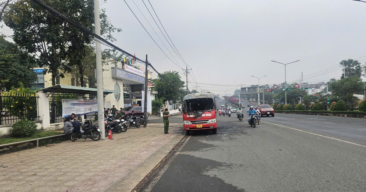 Cháy xe đưa rước công nhân ngay trước cổng trường học ở Đồng Nai