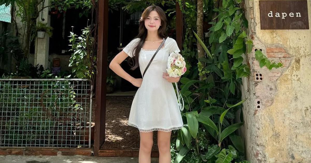 Váy trắng phối giày bốt, sự giao thoa ngọt ngào đầy sức hút