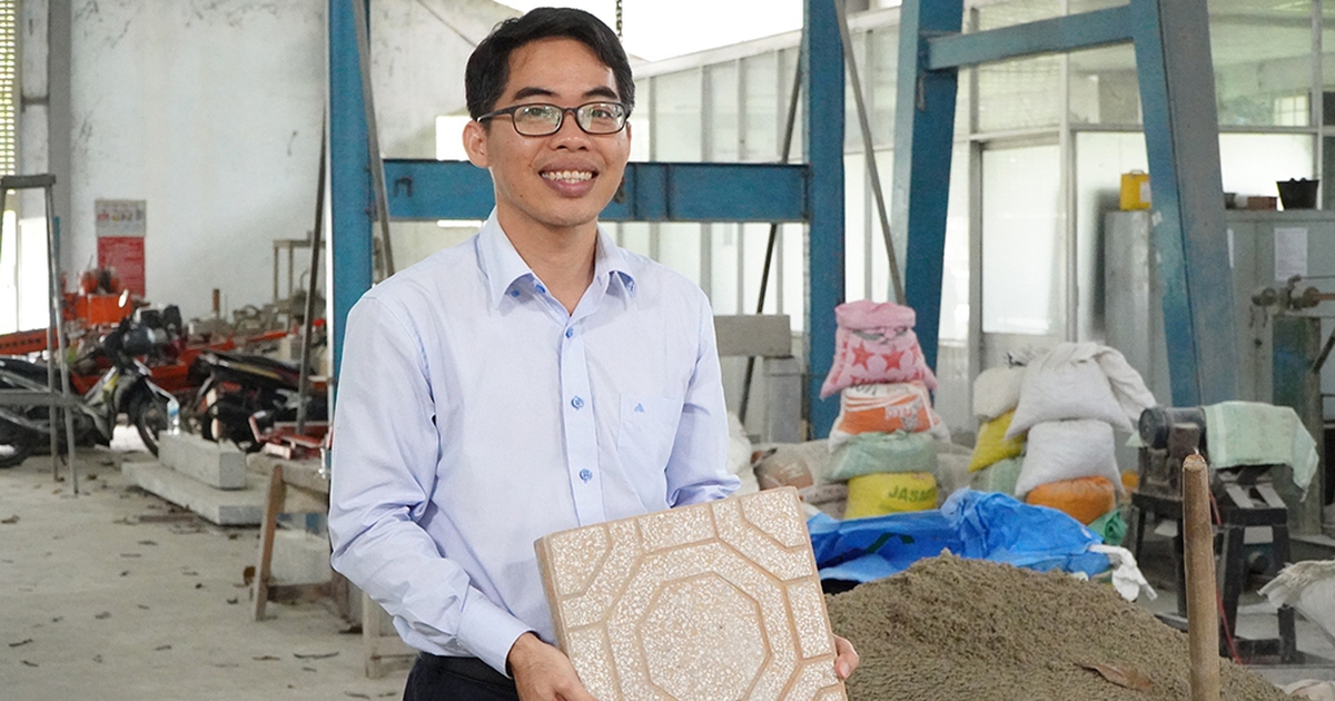 Phó giáo sư trẻ làm gạch lát vỉa hè từ tro xỉ rác