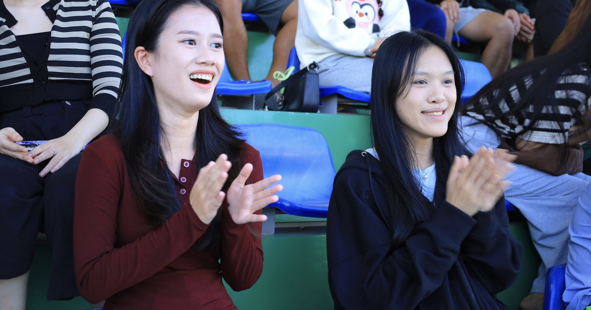 Đến sân sớm cổ vũ bạn trai đá bóng, cô gái chỉ mong không chấn thương