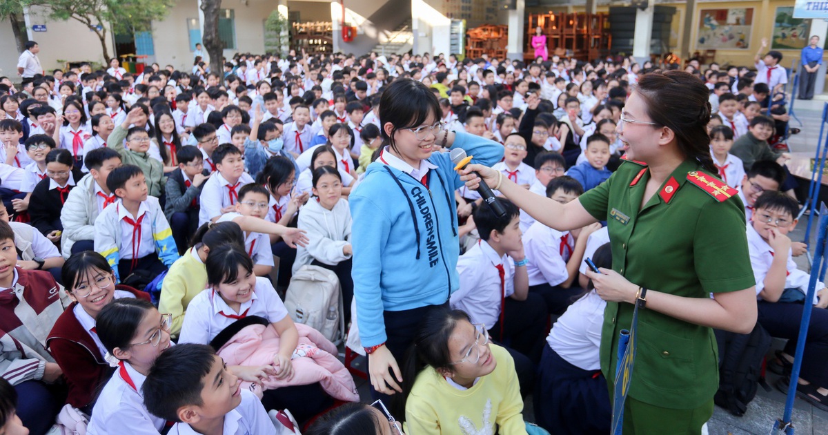 Khi công an, bác sĩ, nhà báo cùng lo cho học sinh trước hiểm họa pháo nổ