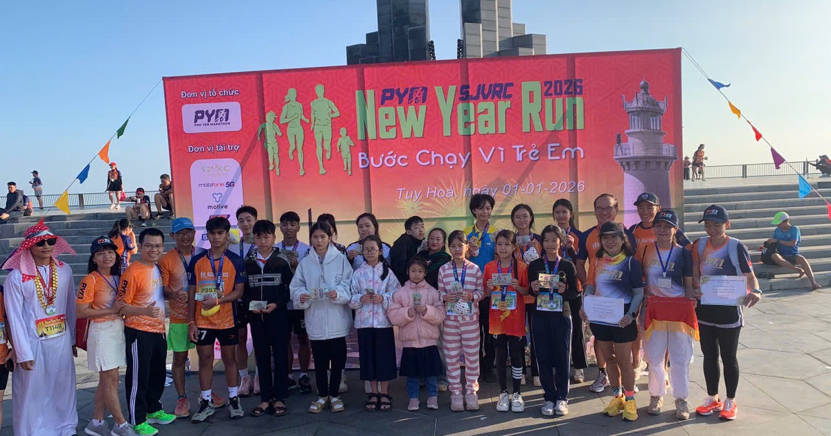 Năm mới, hơn 500 người đến tháp Nghinh Phong đổ mồ hôi vì điều đặc biệt