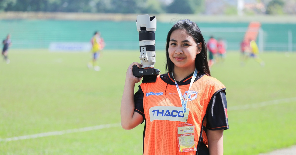 Cô gái vượt ngàn cây số để chụp ảnh cho đội bóng đến từ Cố đô Huế