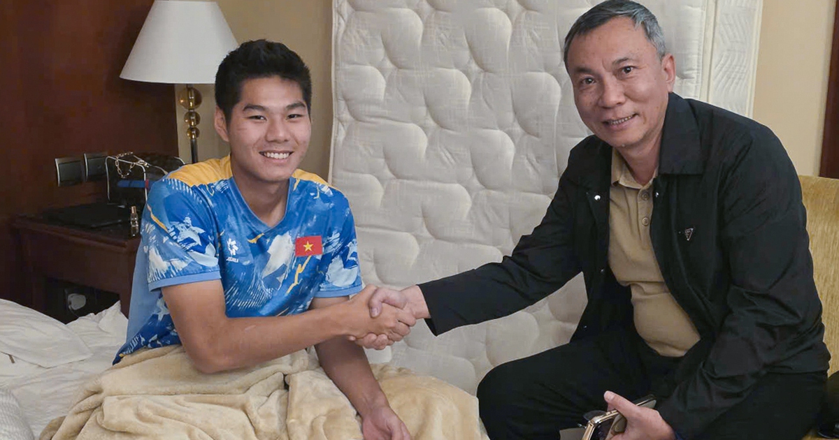 Chủ tịch VFF Trần Quốc Tuấn thăm Hiểu Minh, khẳng định sẽ tạo điều kiện phục hồi tốt nhất