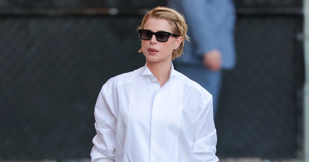 Áo sơ mi trắng ngoại cỡ định hình lại vẻ thanh lịch