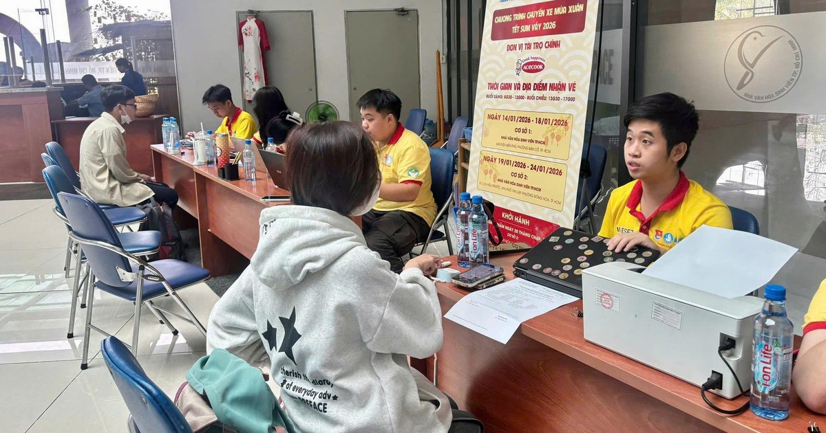 Không khí Tết sớm tại điểm phát vé Tết sum vầy 2026