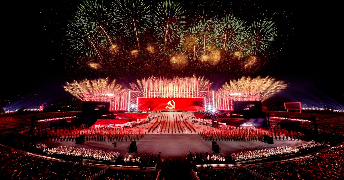 Mãn nhãn 'đại tiệc' pháo hoa mừng thành công Đại hội XIV của Đảng